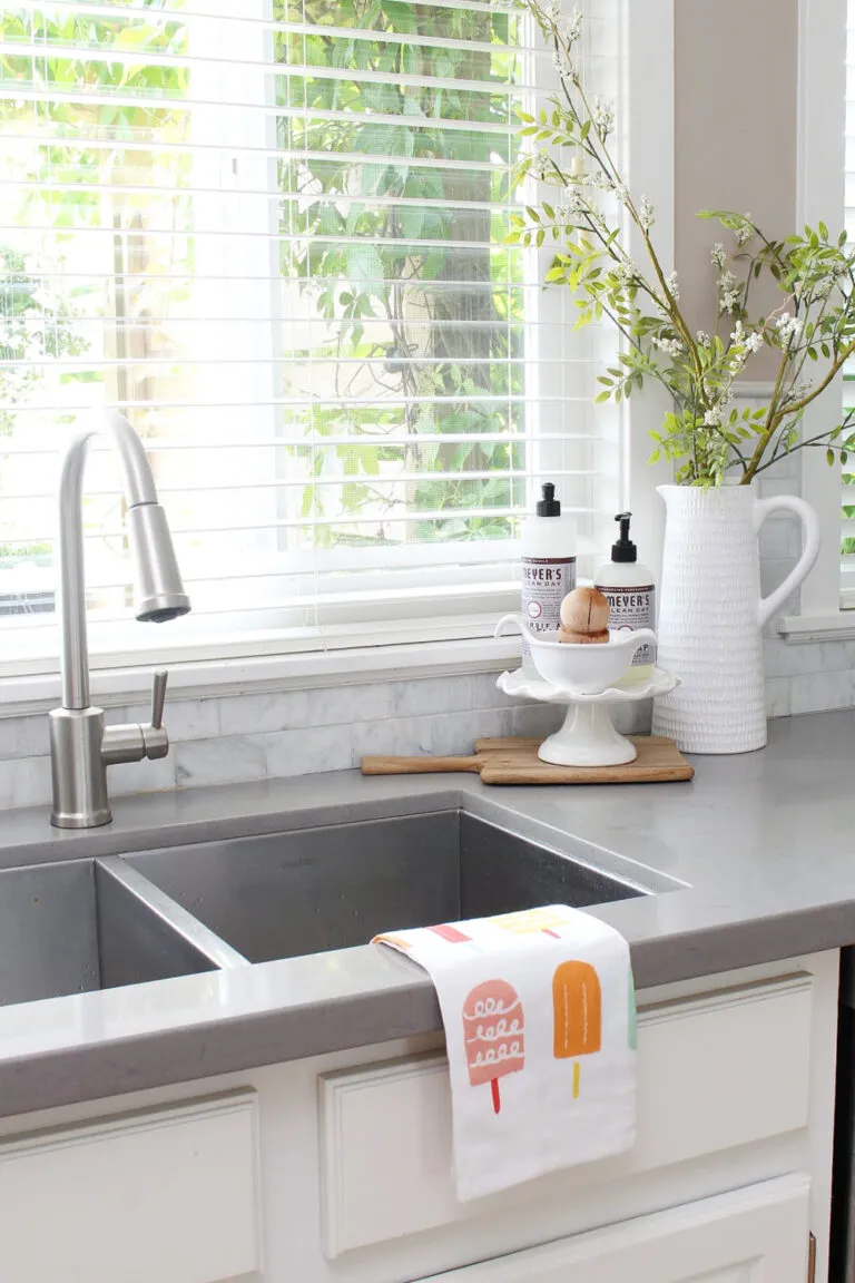 10374 summer table setting