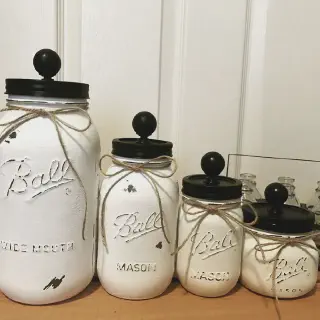 /img/10429-rustic-kitchen-jars-styling.webp