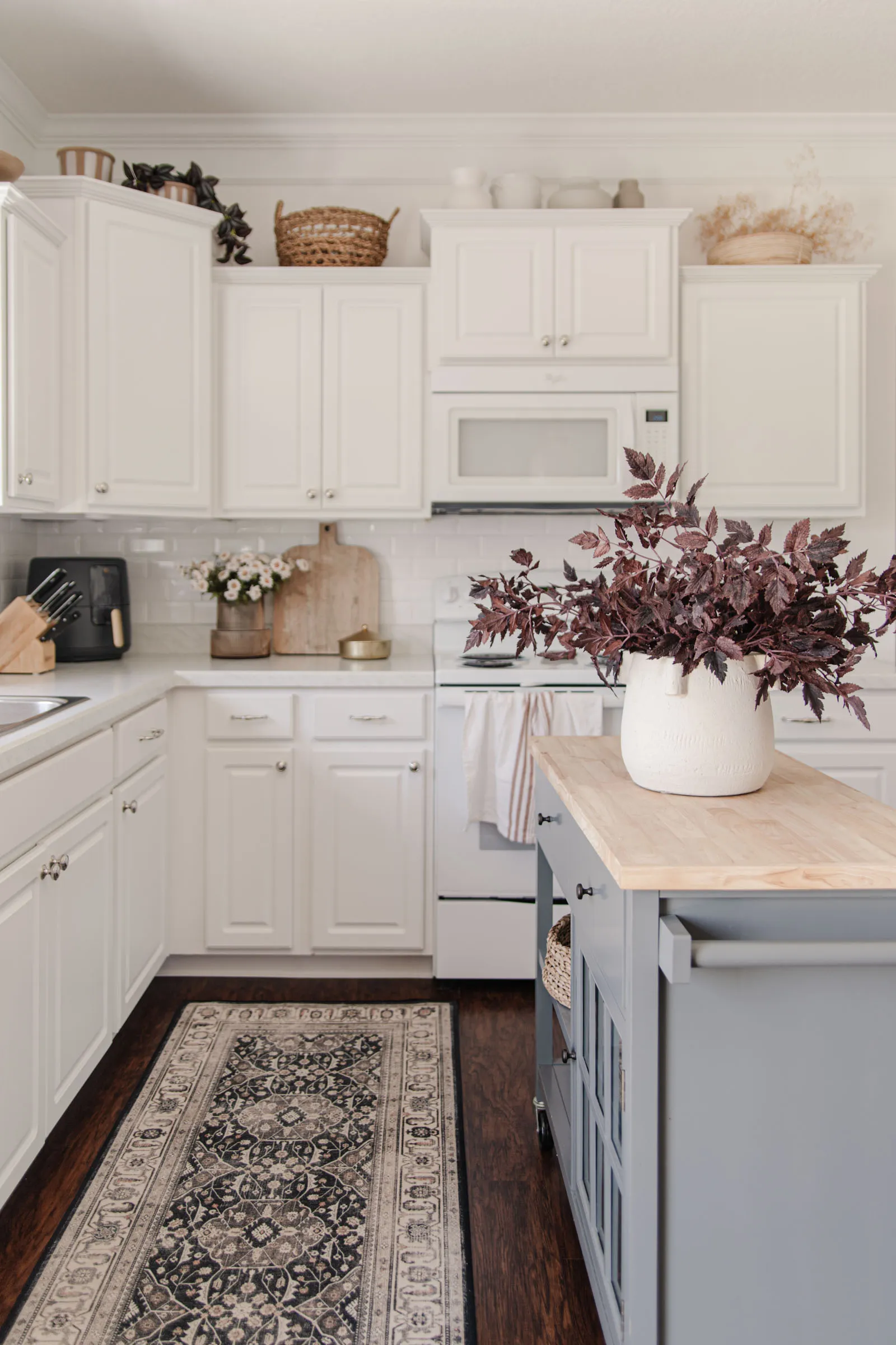 /img/10514-clean-kitchen-cabinets.webp