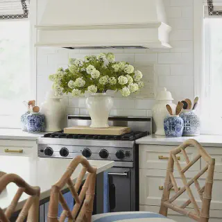 /img/10550-summer-kitchen-table-setting.webp
