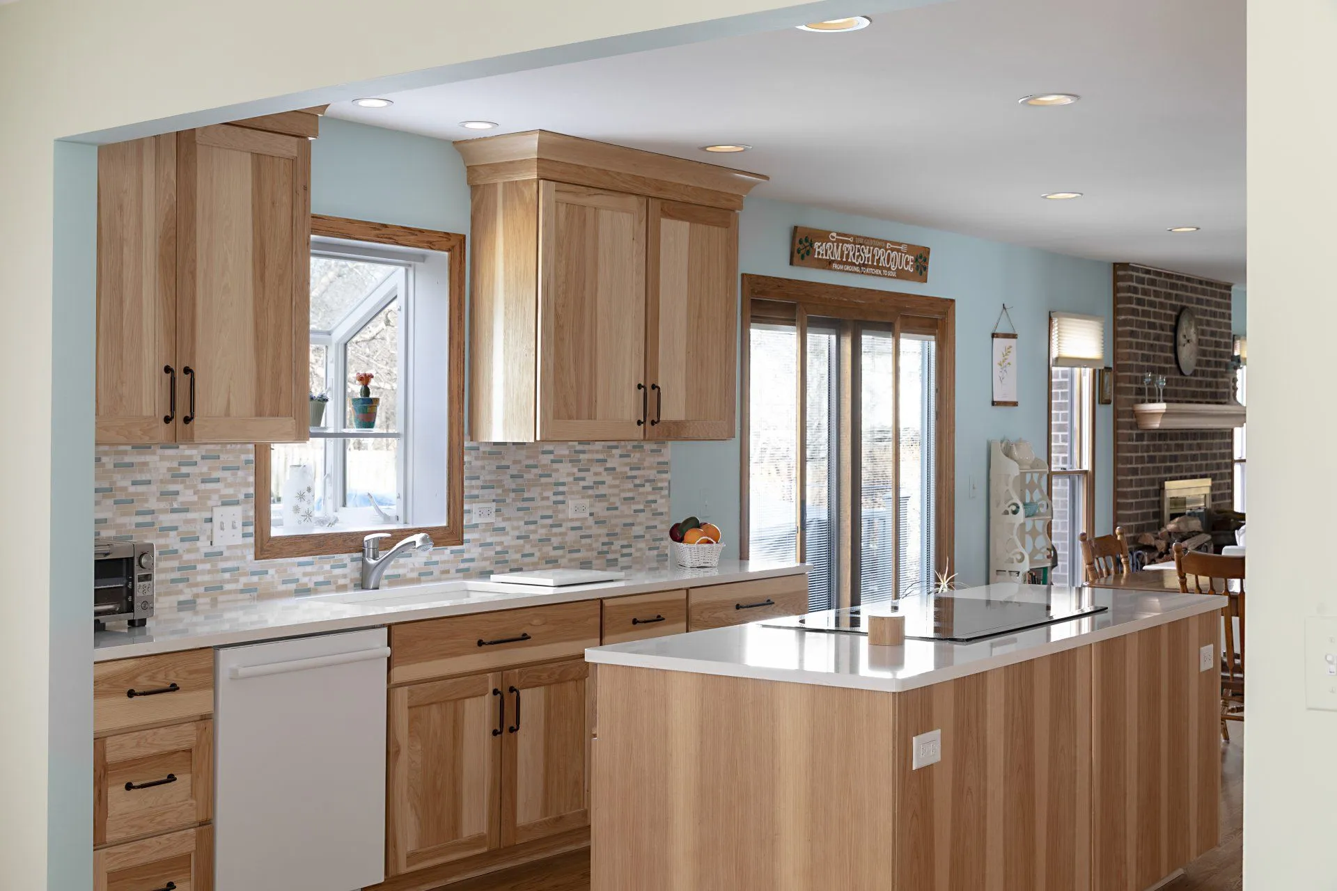 /img/10584-hickory-kitchen-design.webp