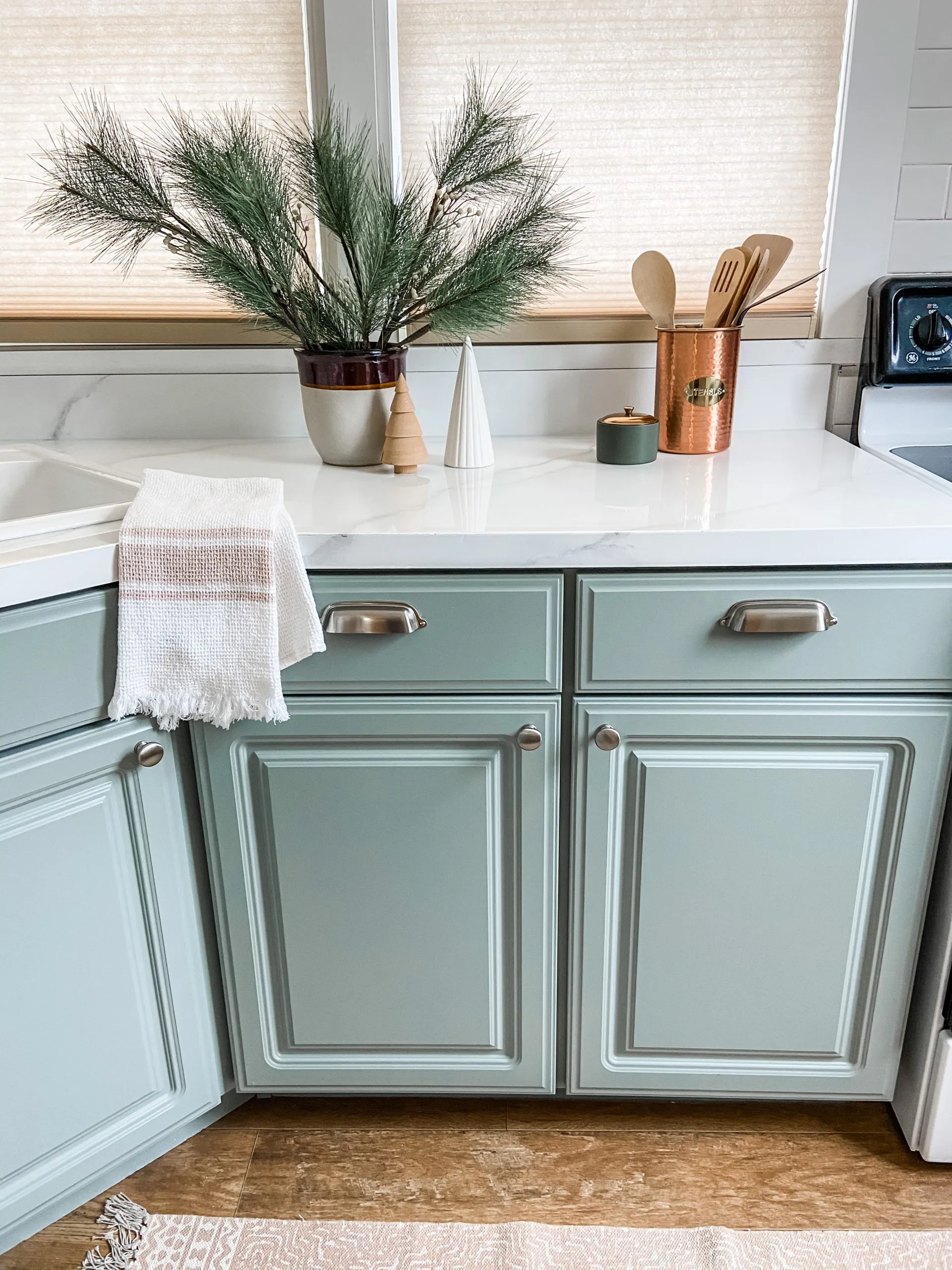 10638 christmas kitchen decor idea1