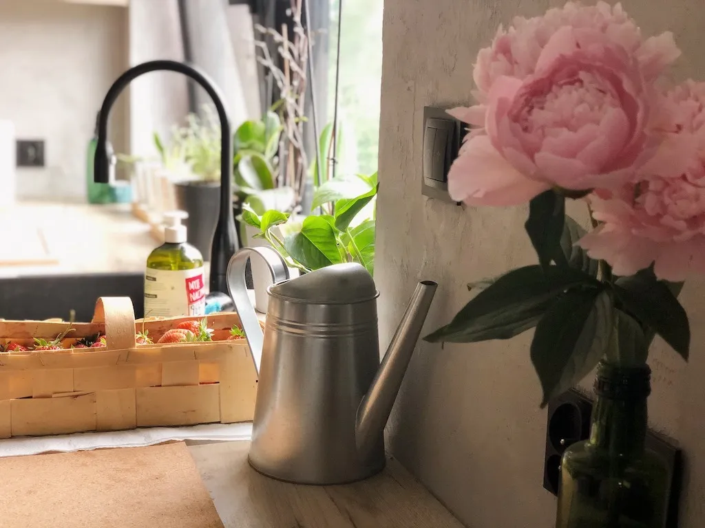 10646 kitchen with flowers decor