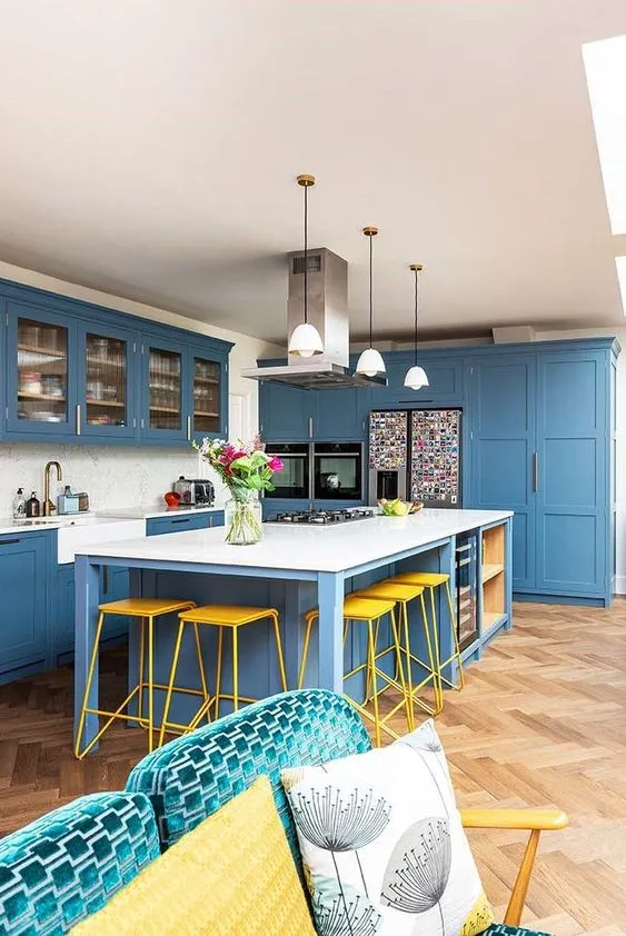 /img/10688-blue-and-white-kitchen-textiles.webp