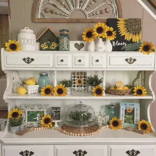 /img/10702-sunflower-decor-mixing-styles.webp